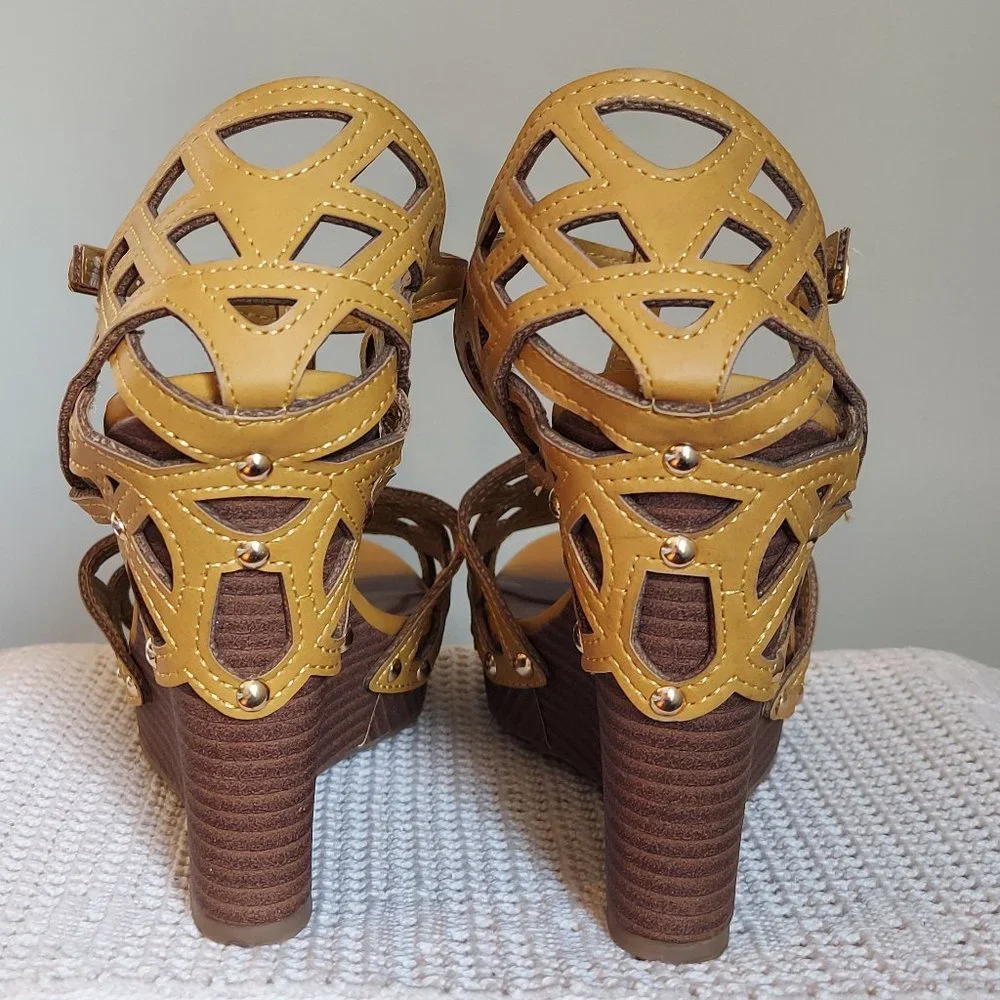 DOLLHOUSE LASER CUT PEEP TOE STUDDED WEDGES (10M)
